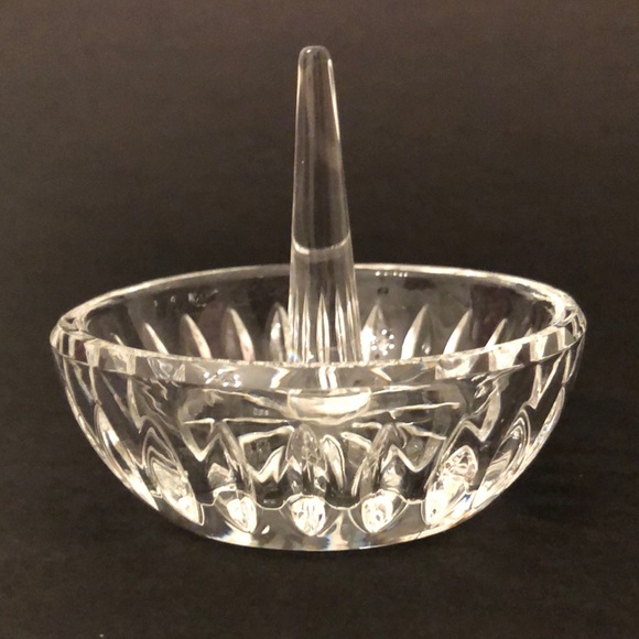 Oleg Cassini Round Crystal Ring Holder